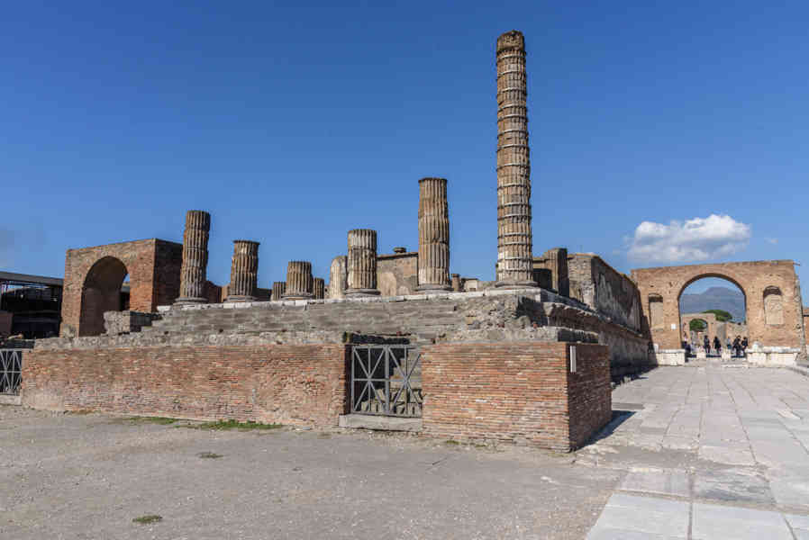 025 - Italia - Pompeya - parque arqueológico de Pompeya - Templo de Júpiter.jpg